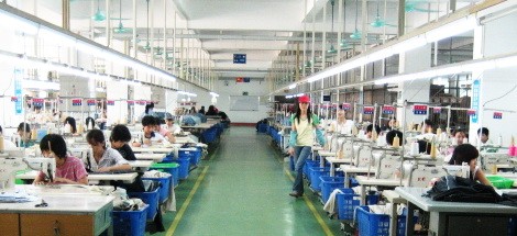 工作服|工裝生產(chǎn)車(chē)間依萬(wàn)服裝目前有120多名員工，一棟六層廠(chǎng)房，生產(chǎn)車(chē)間面積約3000平米，職業(yè)服裝年生產(chǎn)能力達(dá)40萬(wàn)套。了解詳情...