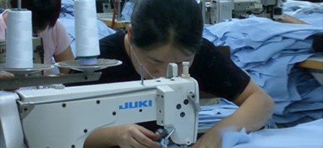 先進(jìn)的設(shè)備、專(zhuān)業(yè)的知識(shí)、精湛的技術(shù)依萬(wàn)服裝擁有先進(jìn)的服裝CAD設(shè)備和技術(shù)，日本重機(jī)、兄弟、德國(guó)進(jìn)口的專(zhuān)業(yè)生產(chǎn)設(shè)備。公司以“先進(jìn)的設(shè)備、專(zhuān)業(yè)的知識(shí)、精湛的技術(shù)”為基石，在不斷的發(fā)展中鞏固，并積極進(jìn)取，持續(xù)創(chuàng)新，以更優(yōu)秀的產(chǎn)品和更優(yōu)質(zhì)的服務(wù)全心全意為新老客戶(hù)服務(wù)。了解詳情...